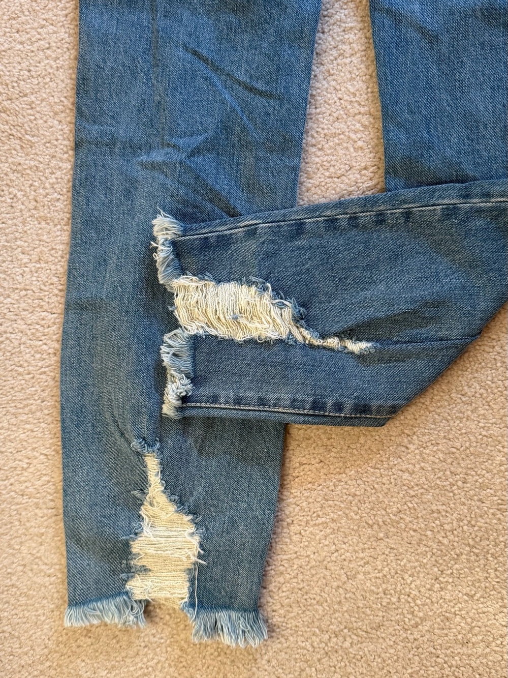 NWT Juicy Couture Women’s Venice Straight Med. Blue Destroyed Skinny Jeans, 26 - Picture 3 of 8